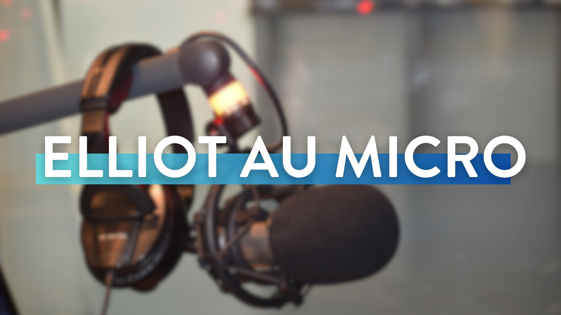 Elliot au micro
